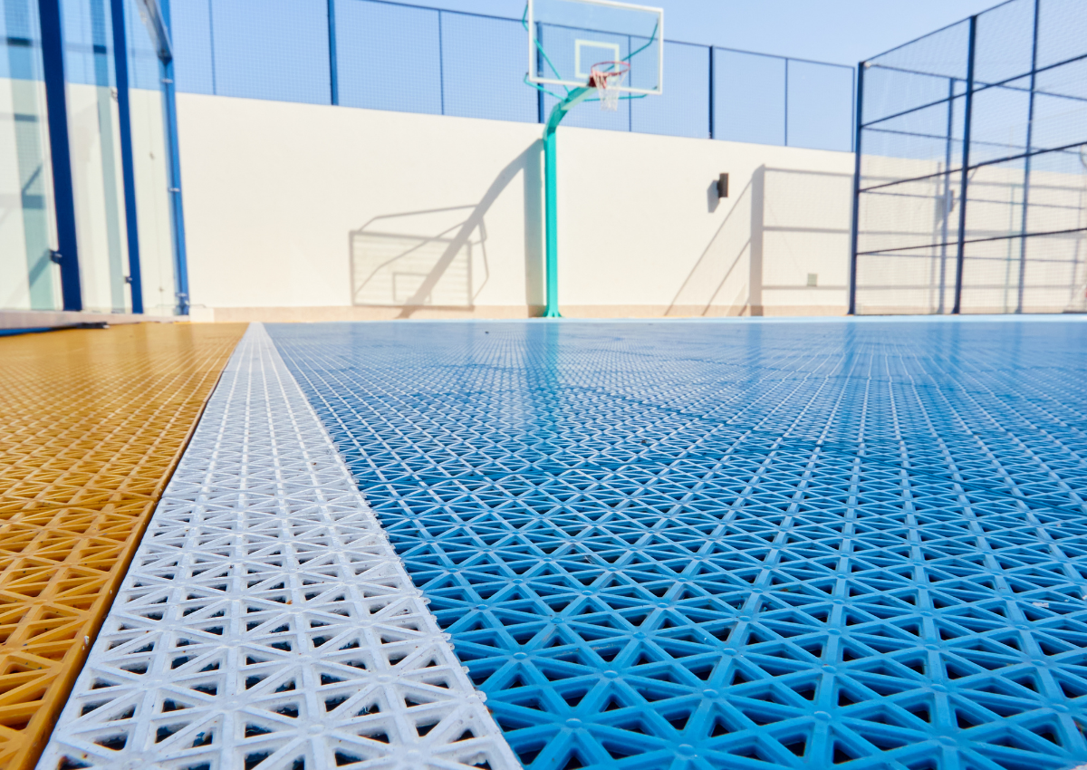 Cancha multideportiva sobre suelo interlock en un área social residencial