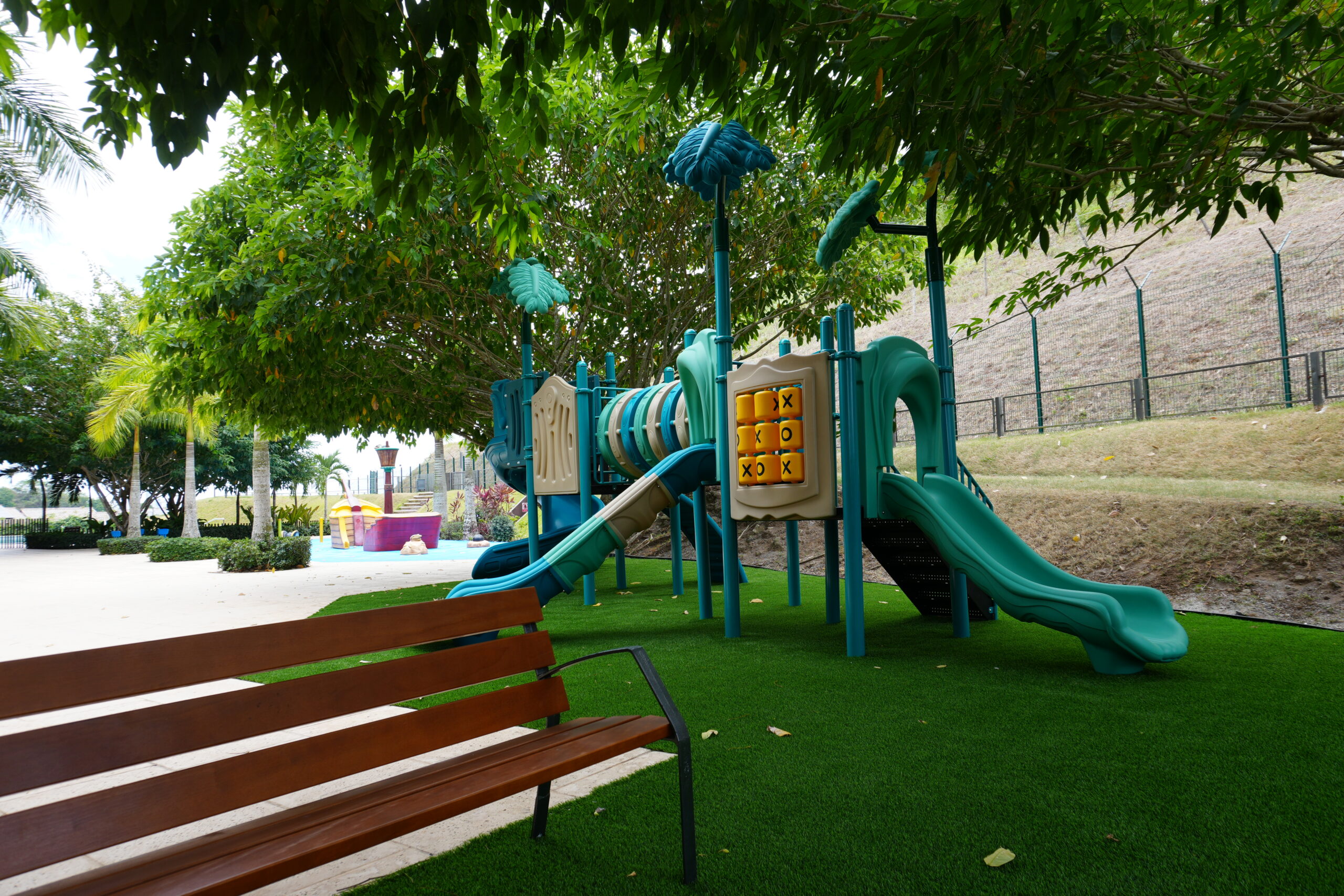 Parque infantil exterior en Residencial Golf Garden