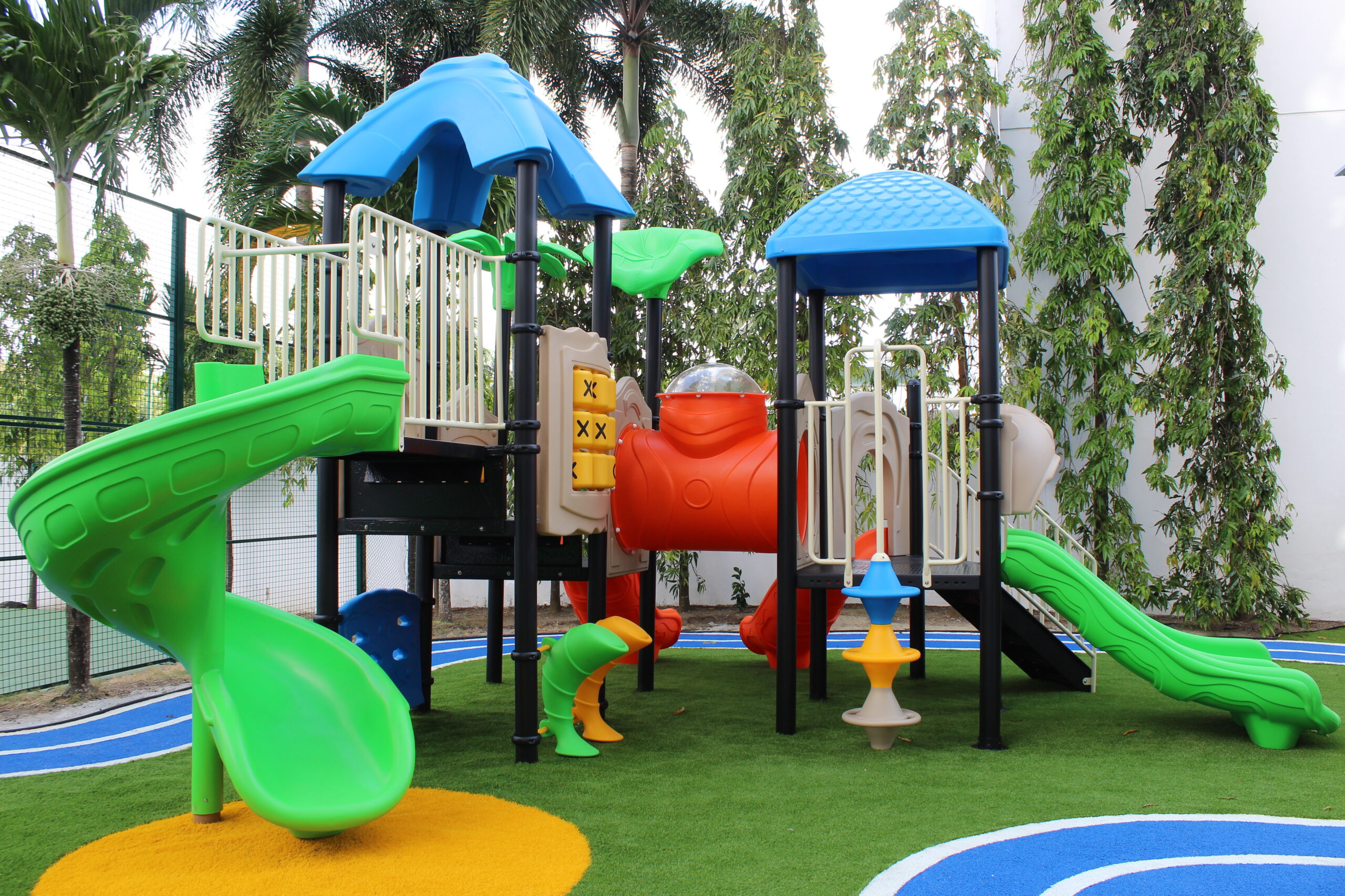 Parque infantil exterior en PH Acqua