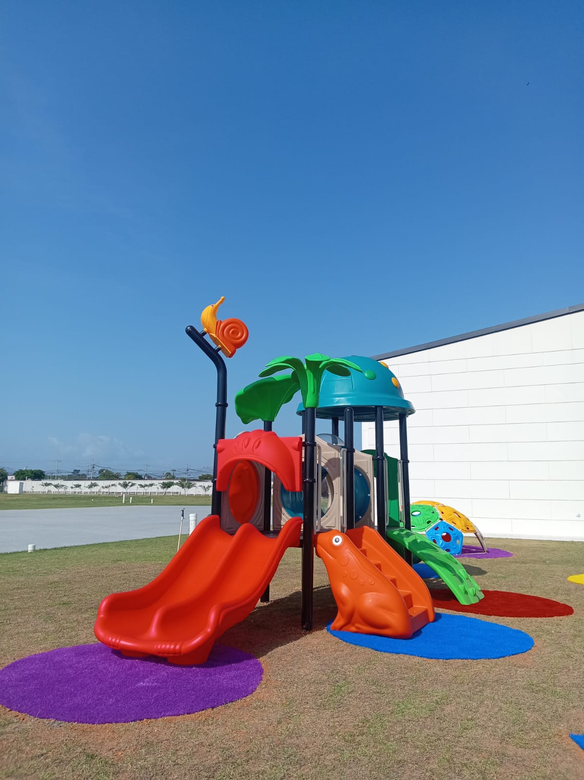 Parque infantil exterior en Academia San Lucas