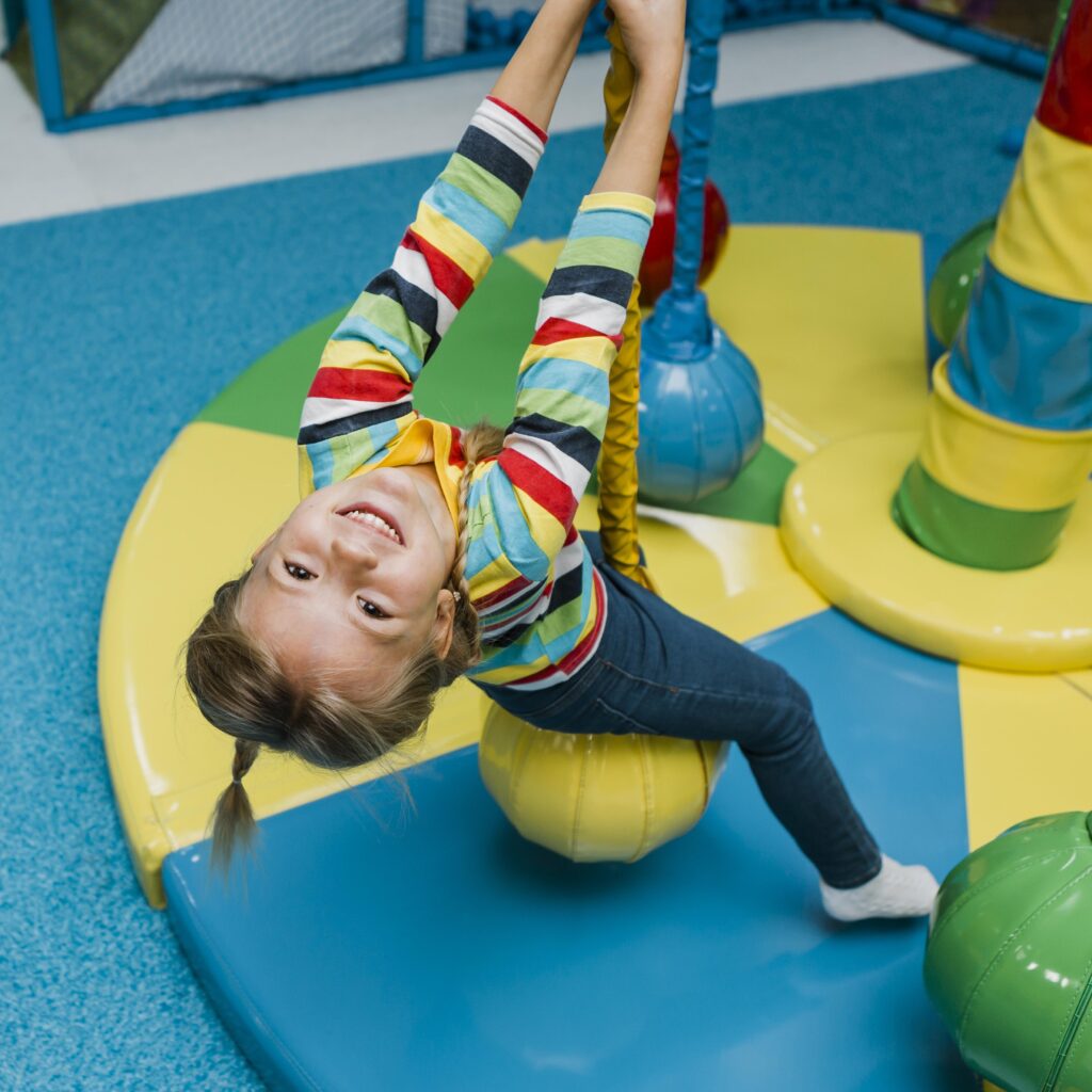 Niño pequeño jugando
