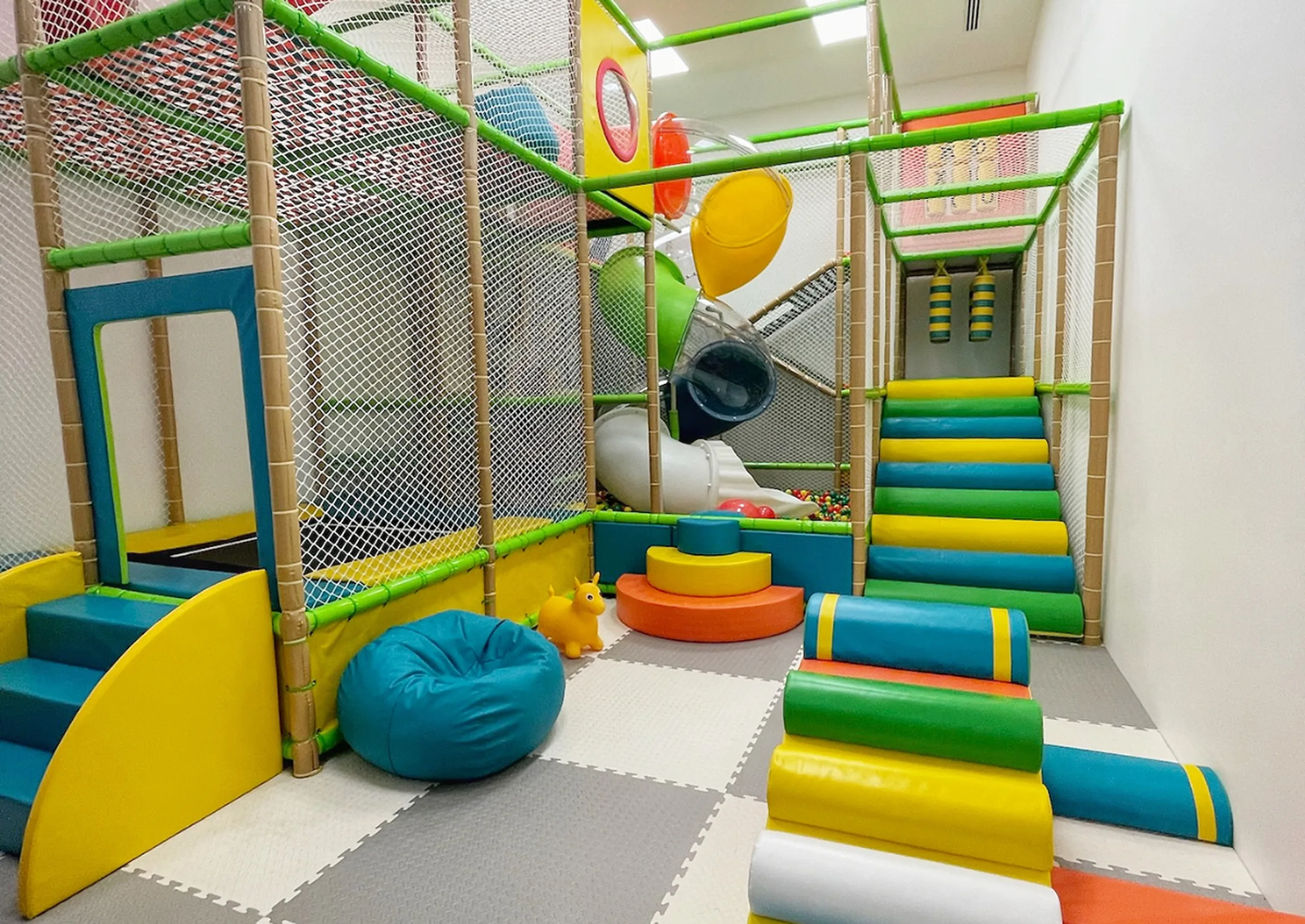 Parque infantil de interior con estructura de juego modular