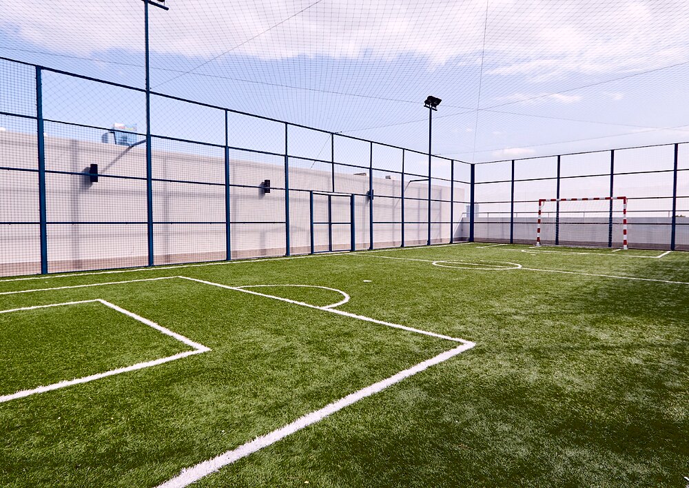 Instalación de cancha de fútbol en grama sintética por Miracle Play