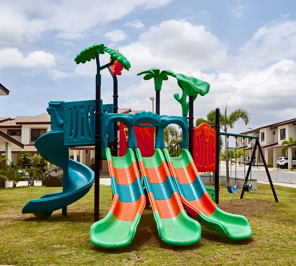 Parque infantil de polietileno de alta densidad (HDPE) instalado por Miracle Play