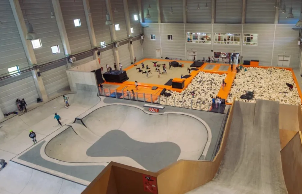 Skatepark a medida integrado al espacio público - Miracle Play e iO Skateparks