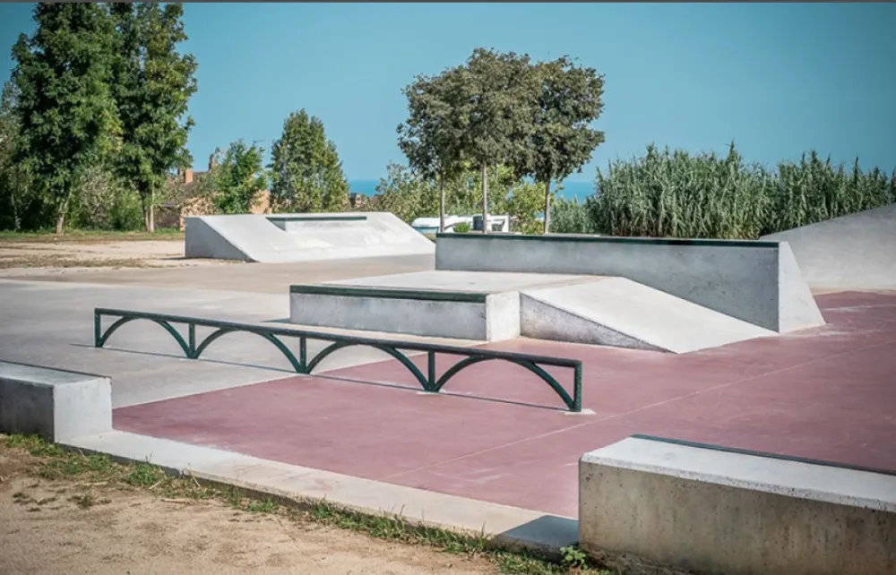 Pumptrack en asfalto - Miracle Play e iO Skateparks